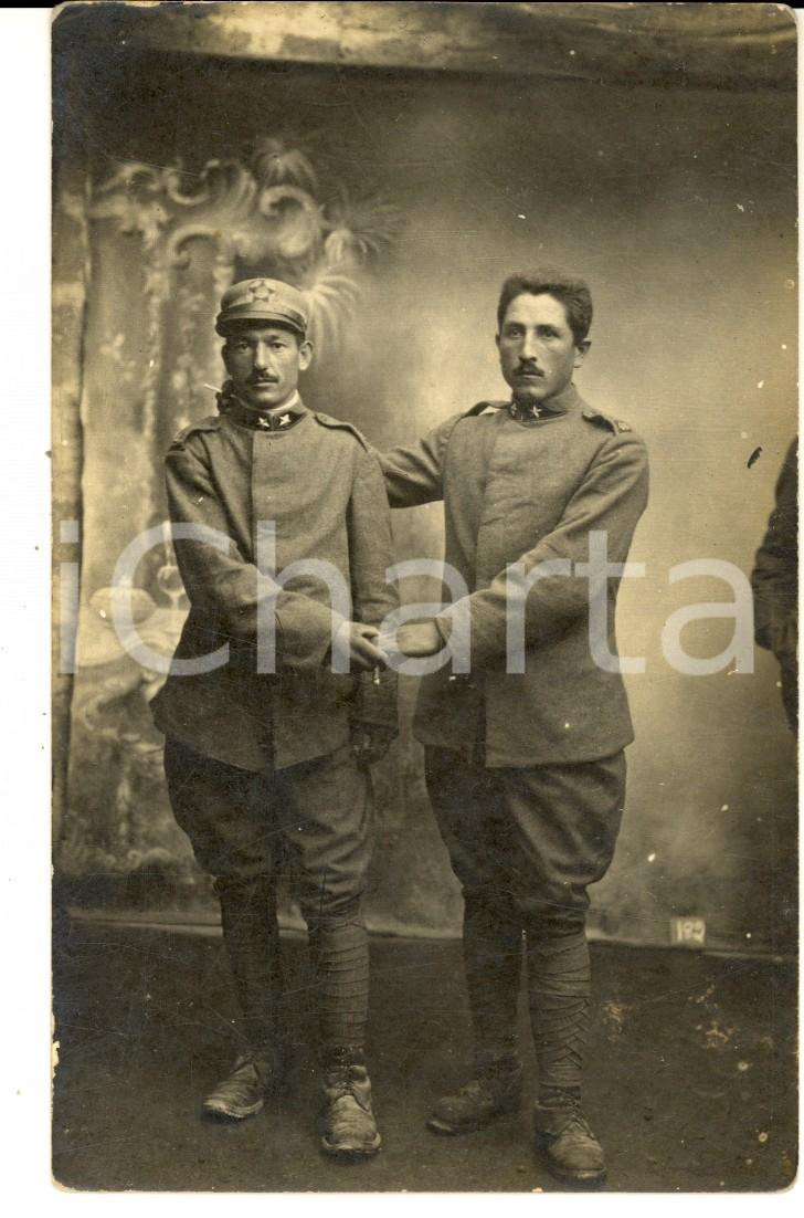 Fotografia d epoca originale 1915 ca WW1 REGIO ESERCITO Coppia di ufficiali si tiene per mano Foto cartolina 1