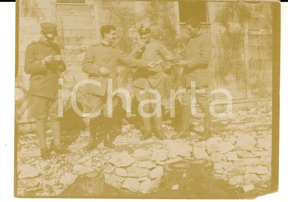 Fotografia d epoca originale 1915 ca WW1 ZONA DI GUERRA Un momento di riposo in accampamento  Foto 12x9 cm 1