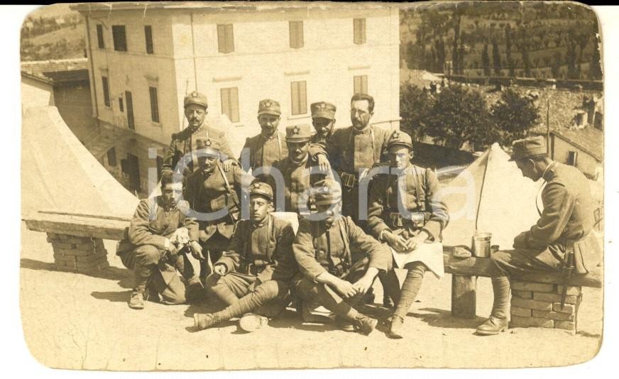 Fotografia d epoca originale 1910 ca ITALIA REGIO ESERCITO Allievi ufficiali a riposo  Fotografia 11x6 cm 1