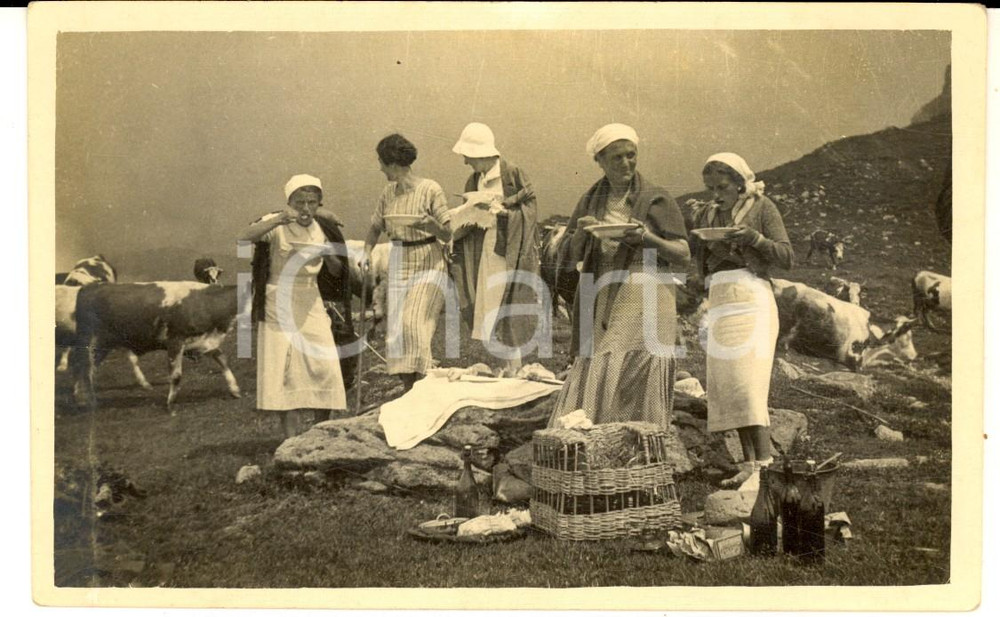 Cartolina originale da collezione 1940 ca TRENTINO ? Pranzo delle contadine al pascolo Cartolina VINTAGE FP NV 1