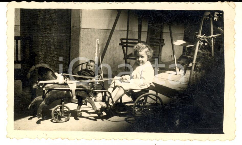 Fotografia d epoca originale 1940 ca PIEMONTE Ritratto di bambina con carrozza giocattolo  Foto 12x7 cm 1