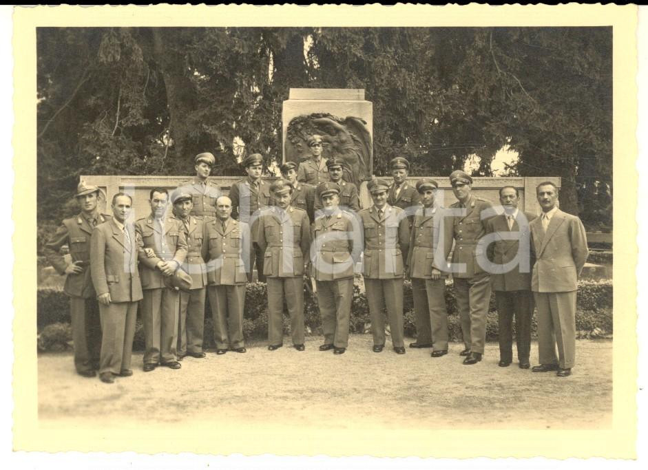 Fotografia d epoca originale 1940 ca CUNEO Ritratto di ufficiali presso il Monumento ai Caduti  Foto 11x8 cm 1