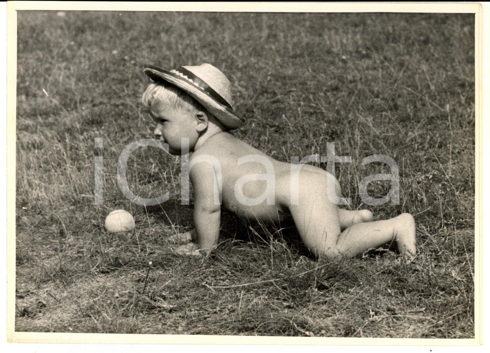 Fotografia d epoca originale 1940 ca ITALIA COSTUME Ritratto di bambino su un campo da golf  Foto 18x13 1