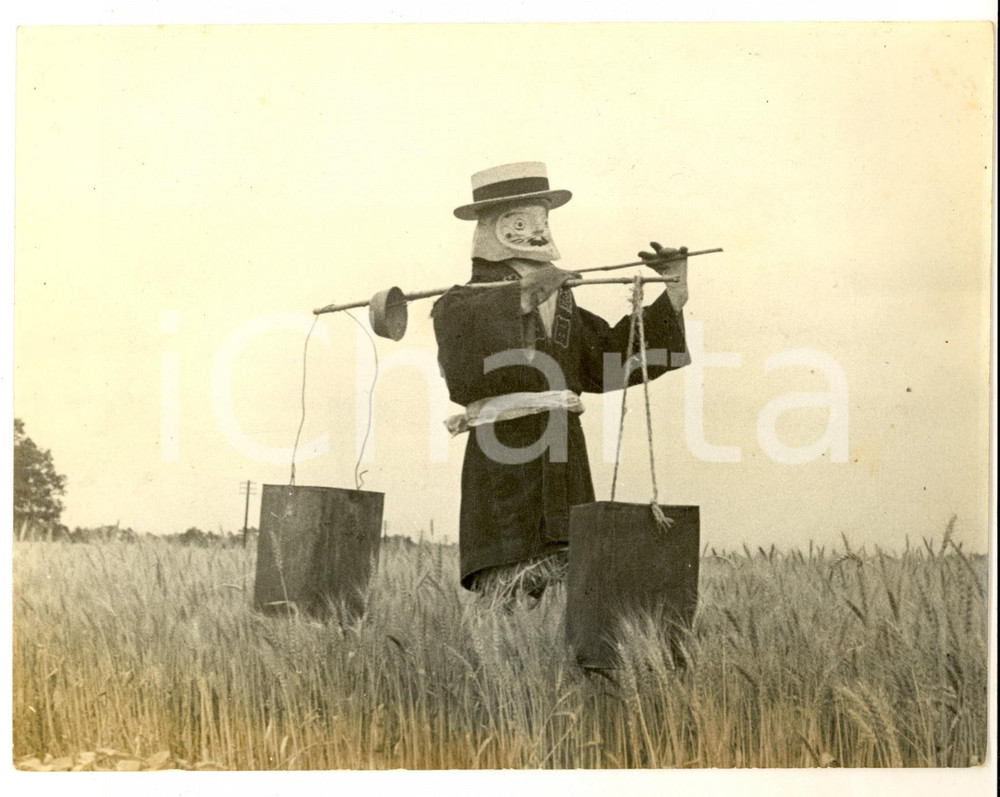 Fotografia d epoca originale 1940 ca JAPAN Uno spaventapasseri in kimono  Foto VINTAGE CURIOSA 22x17 cm 1