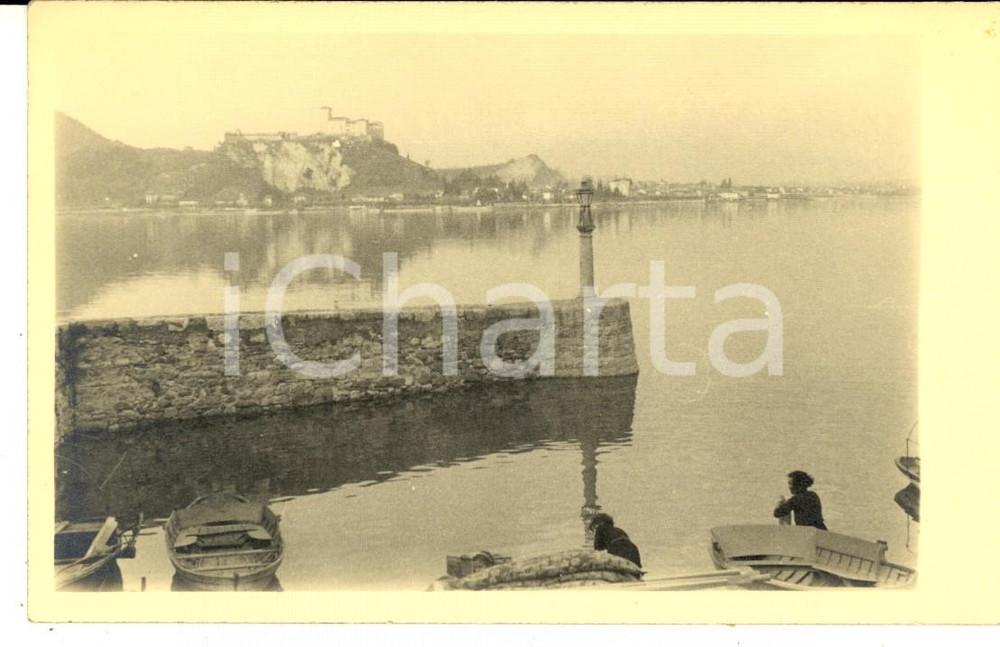 Fotografia d epoca originale 1940 ca LAGO MAGGIORE ARONA Veduta Rocca di Angera Foto ANIMATA pescatrici 1