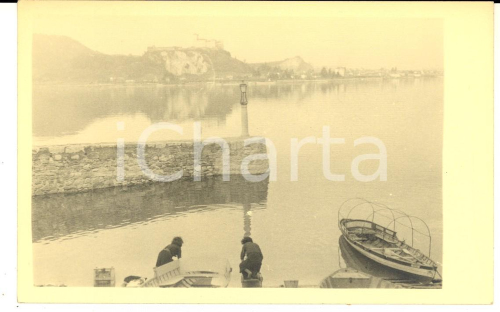 Fotografia d epoca originale 1940 ca LAGO MAGGIORE ARONA Veduta Rocca Angera Foto ANIMATA pescatrici 1