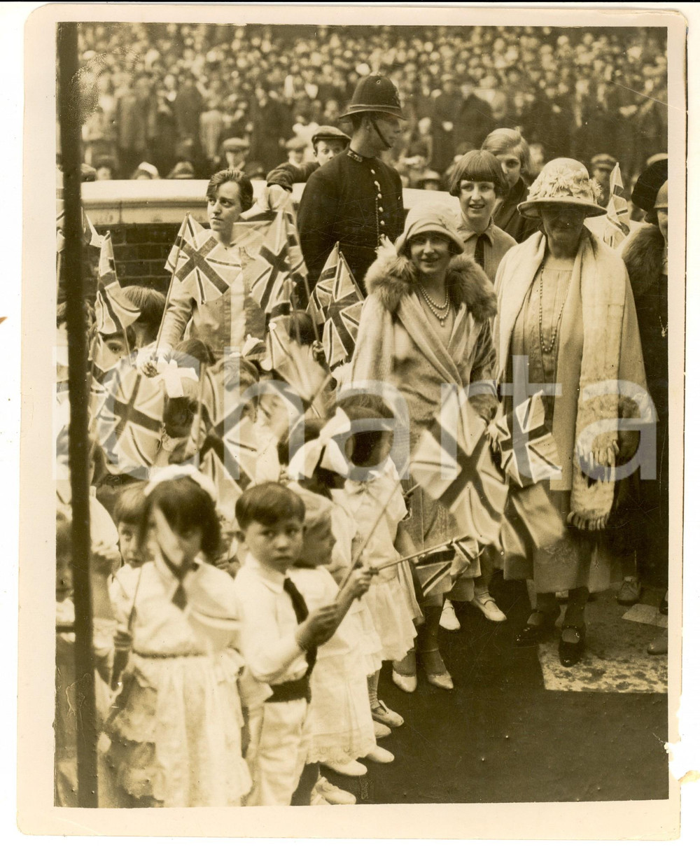 Fotografia d epoca originale 1940 PLAISTOW The Duchess of York visits the Children s Church  Photo 18x24 cm 1