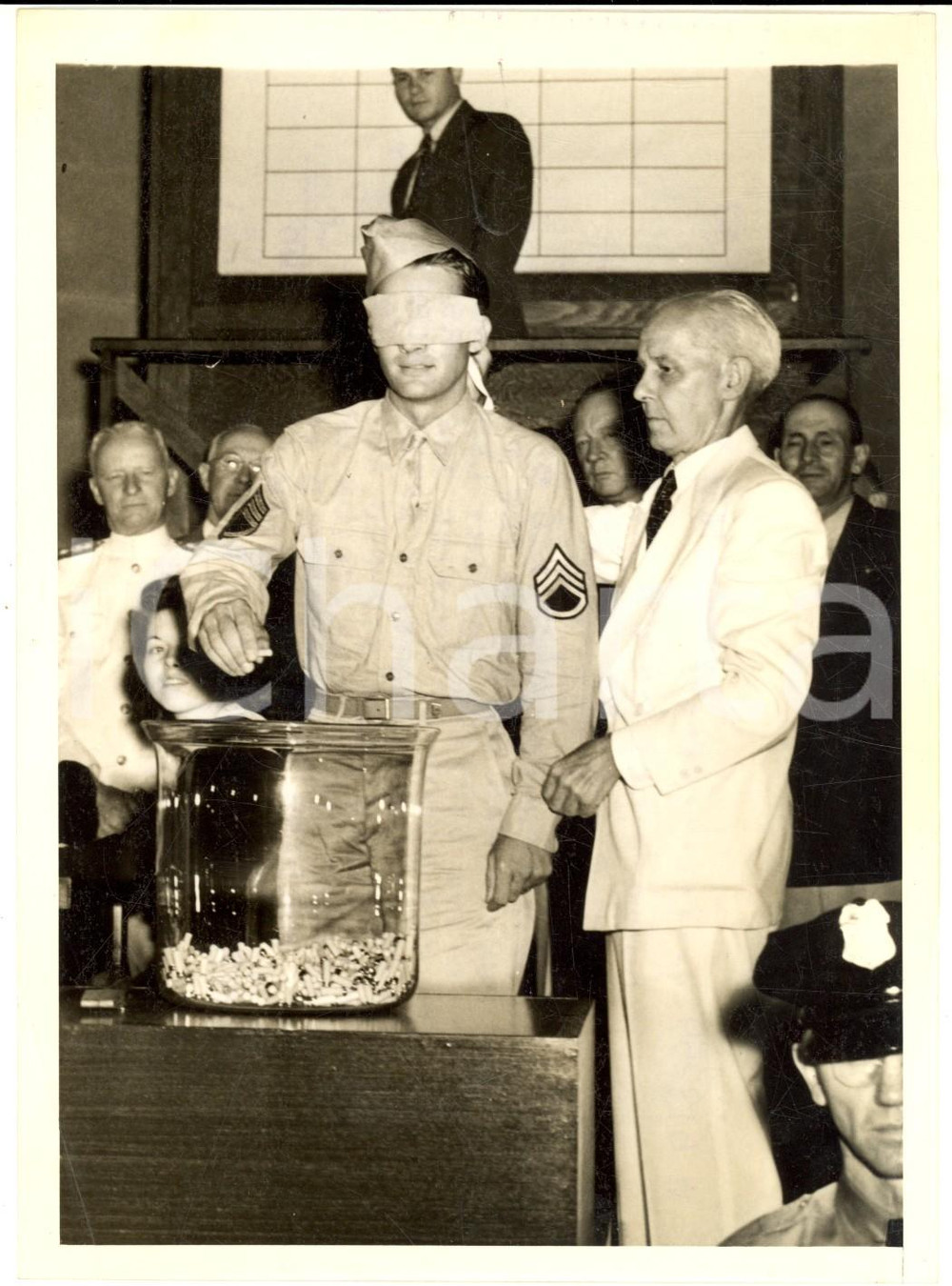 Fotografia d epoca originale 1941 WASHINGTON Lottery  Staff Sergeant Robert W. SHACKELTON drawing numbers 1