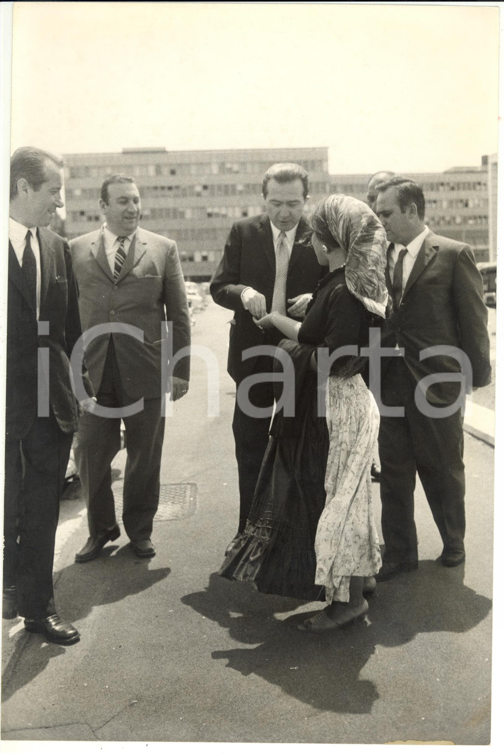 Fotografia d epoca originale 1969 ROMA XI Congresso DC  Giulio ANDREOTTI fa l elemosina a una zingara Foto 1