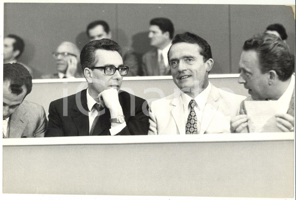 1969 ROMA Arnaldo FORLANI durante XI Congresso Nazionale DC *Foto 20x30 Fotografia d'epoca. CONDIZIONI: G (ma lieve alone all'angolo superiore destro)FORMATO: 30x20 cm    originale e autentica 1