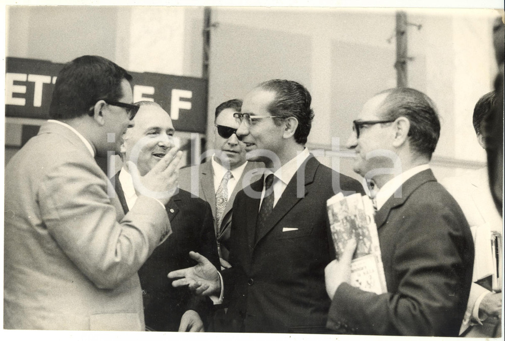 Fotografia d epoca originale 1969 ROMA XI Congresso DC  Emilio COLOMBO scherza con Oscar Luigi SCALFARO 1