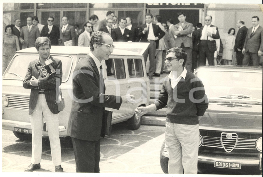 Fotografia d epoca originale 1969 ROMA XI Congresso DC  Emilio COLOMBO dÃ  la mancia a un parcheggiatore 1