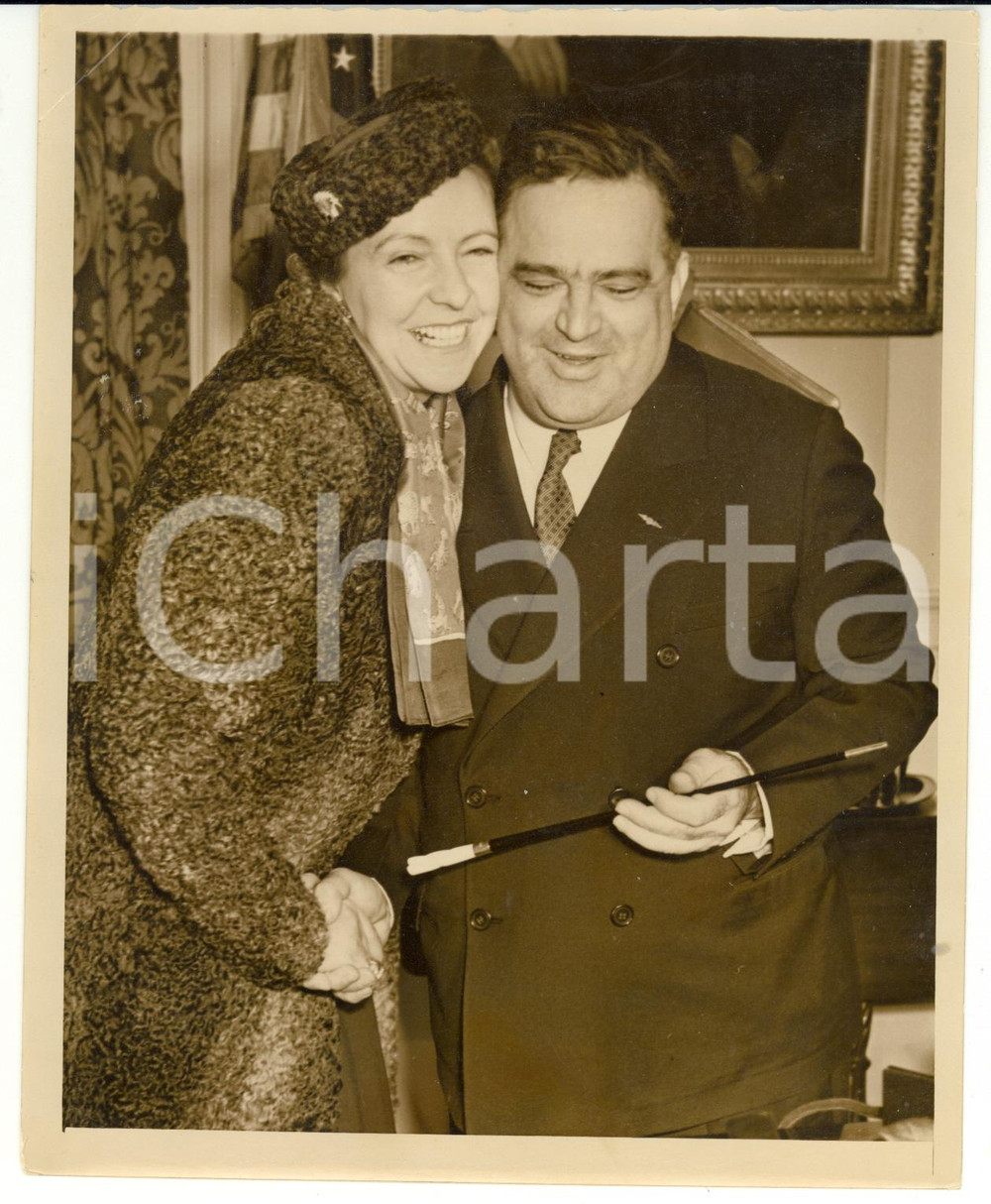 Fotografia d epoca originale 1939 NEW YORK Fiorello LA GUARDIA receiving a conductor baton by Marcelle DENYA 1