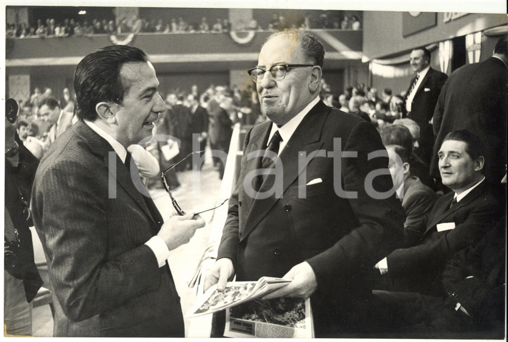 1969 ROMA XI Congresso DC Giulio ANDREOTTI scherza con Giovanni Battista SCAGLIA