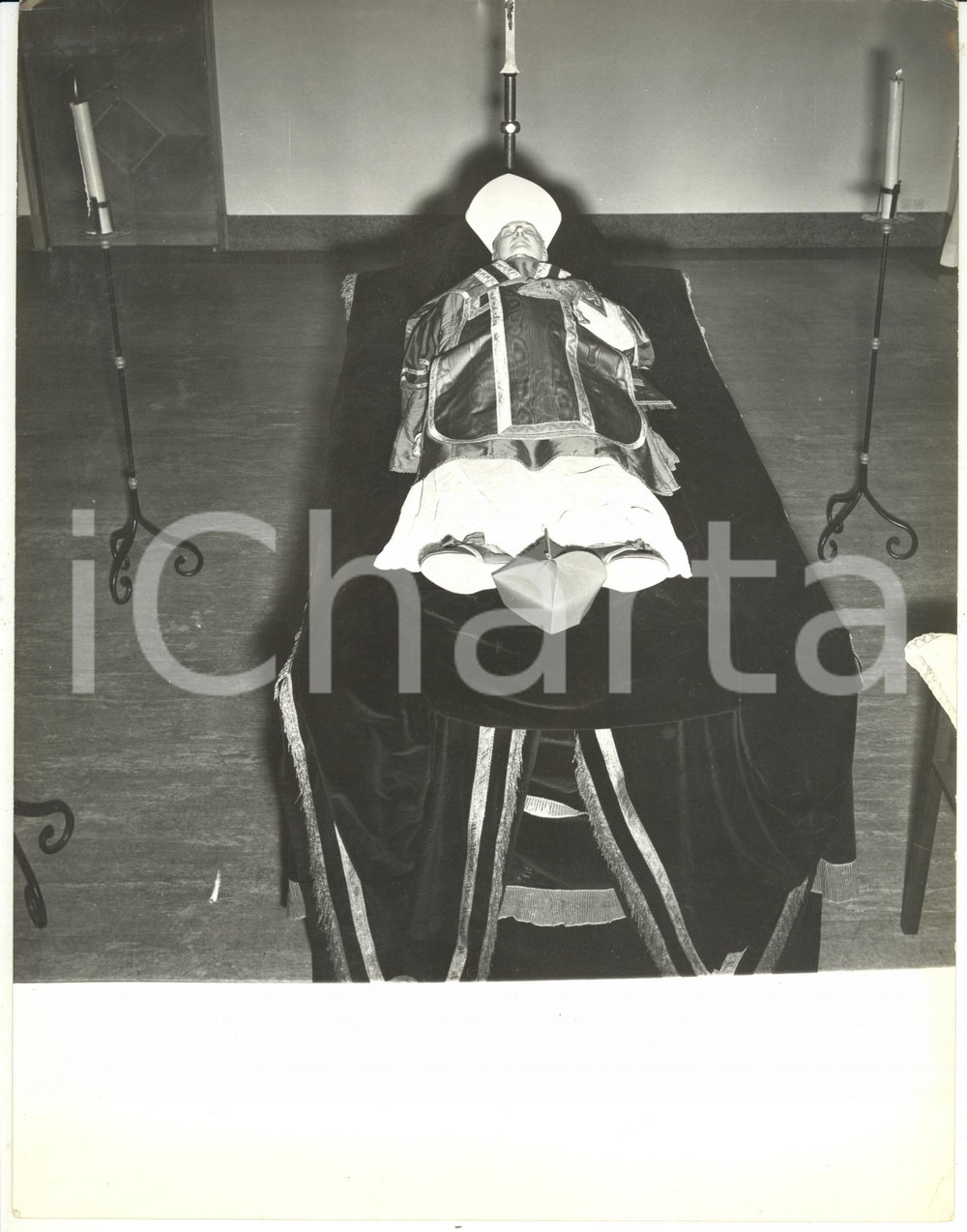 Fotografia d epoca originale 1958 ROMA Il cardinale Samuel Alphonsius STRITCH sul letto di morte Foto 21x27 1