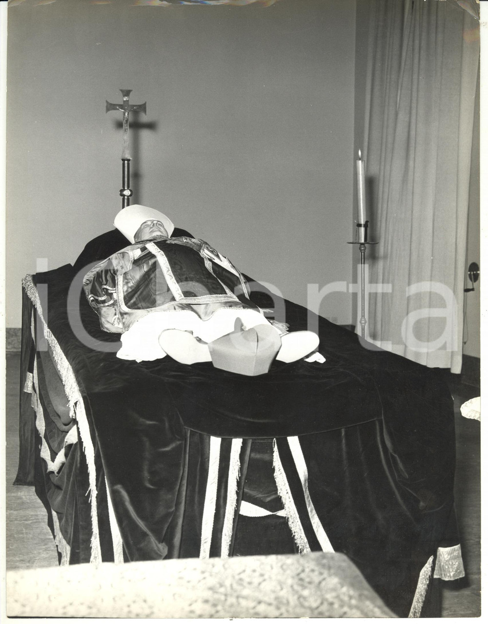 Fotografia d epoca originale 1958 ROMA Cardinale Samuel Alphonsius STRITCH sul letto di morte  Foto 21x27 1