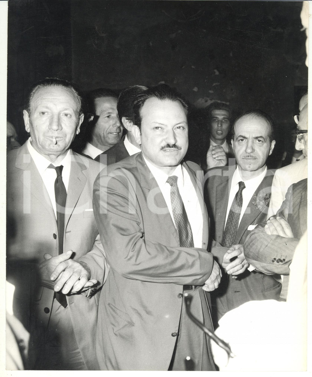 1965 ca ROMA Congresso PSI - Stretta di mano tra Mauro FERRI e Luigi PRETI *Foto