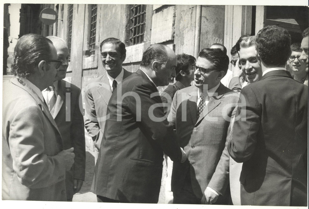 Fotografia d epoca originale 1965 ca ROMA CAMPITELLI Sede PSU  Arrivo di Mario TANASSI Foto 30x20 1