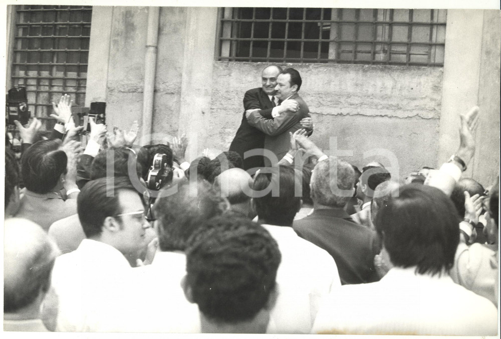 Fotografia d epoca originale 1965 ca ROMA CAMPITELLI Sede PSU  Abbraccio tra Mario TANASSI e Mauro FERRI 1