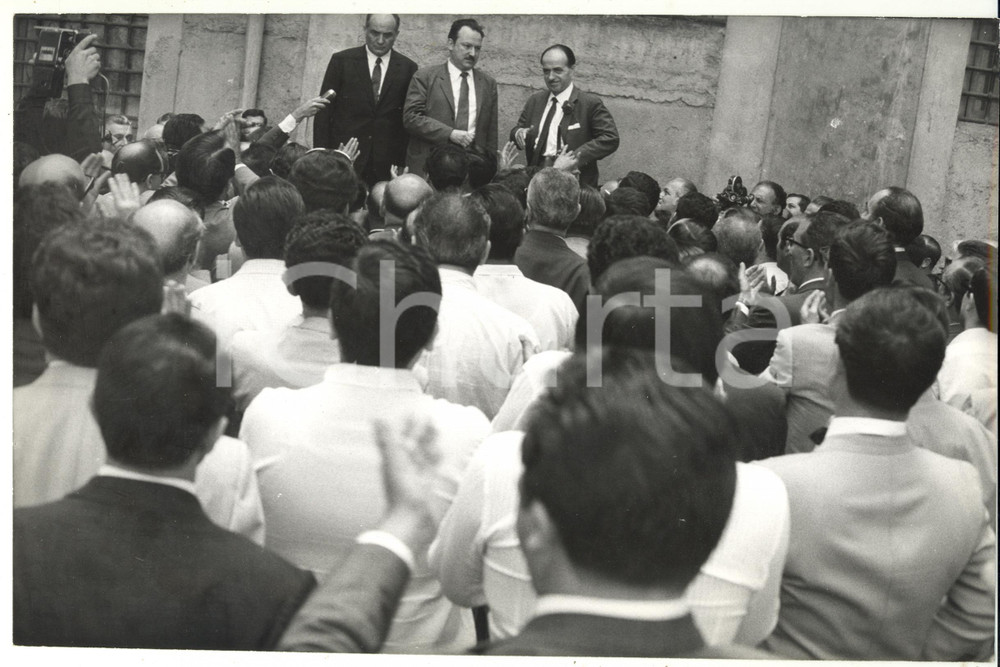 Fotografia d epoca originale 1965 ca ROMA  CAMPITELLI Sede PSU  Mario TANASSI  Luigi PRETI  Mauro FERRI 1