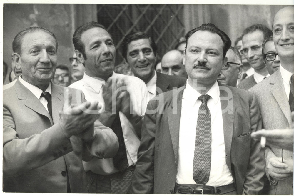 Fotografia d epoca originale 1965 ca ROMA CAMPITELLI Sede PSU  Mauro FERRI applaudito all arrivo Foto 30x20 1