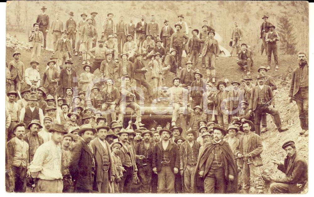Fotografia d epoca originale 1904 WOCHEINER VELLACH Ferrovie  Lavoratori presso galleria in costruzione FOTO 1