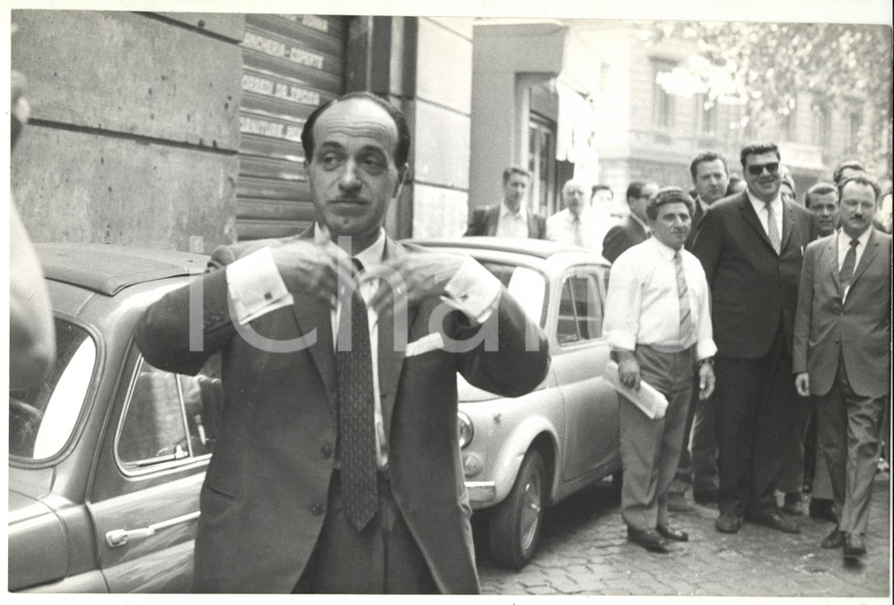 Fotografia d epoca originale 1965 ca ROMA Rione CAMPITELLI  PSU Arrivo di Luigi PRETI e Mauro FERRI Foto 1