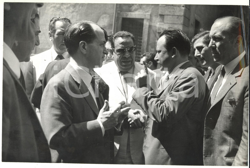 Fotografia d epoca originale 1965 ca ROMA CAMPITELLI  PSU Luigi PRETI discute con Mauro FERRI Foto 30x20 1