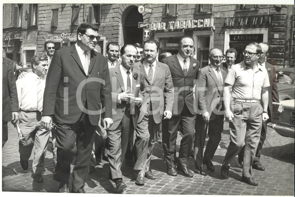 Fotografia d epoca originale 1965 ca ROMA  PSU Luigi PRETI e Mauro FERRI davanti all ARMERIA CASCIANO Foto 1