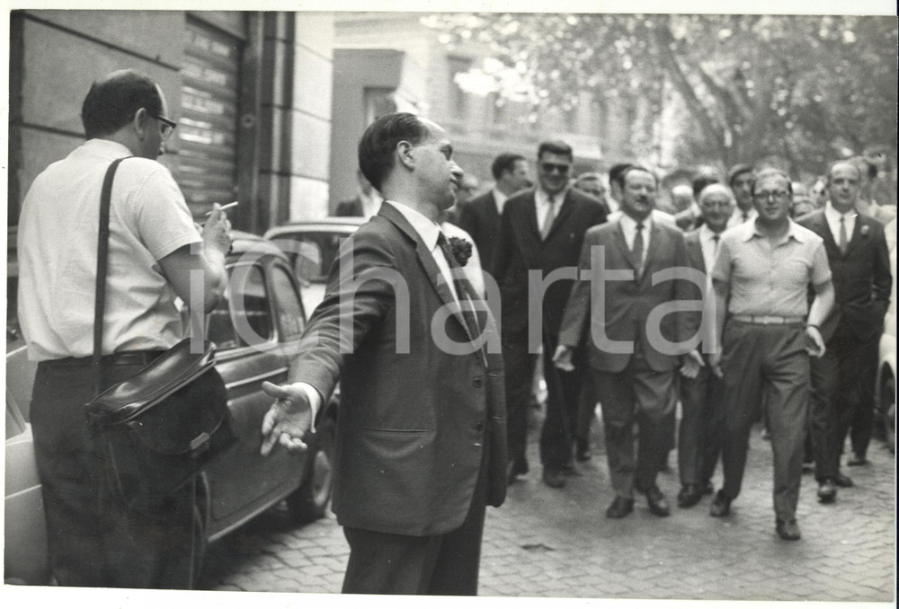 Fotografia d epoca originale 1965 ca ROMA  PSI Luigi PRETI scherza con i giornalisti Foto 30x20 cm 1