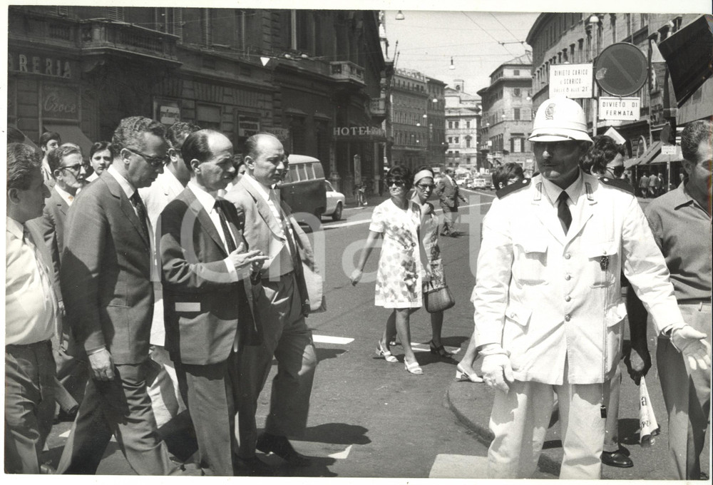 Fotografia d epoca originale 1965 ca ROMA  PSI Vigile aiuta Luigi PRETI ad attraversare Foto 30x20 1