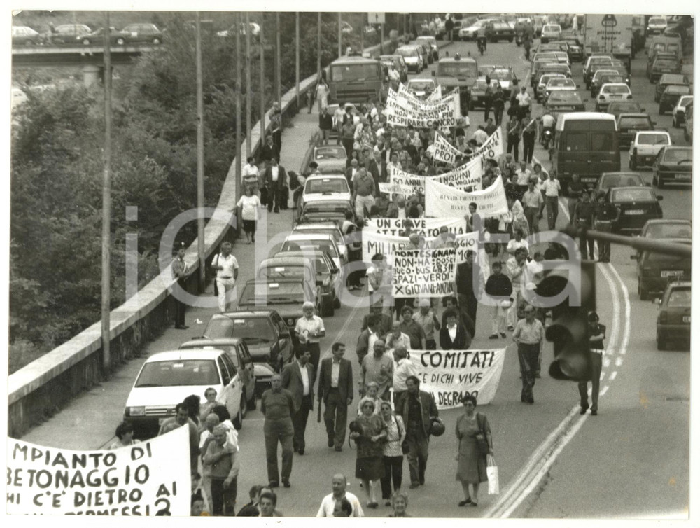 Fotografia d epoca originale 1990 ca GENOVA Corteo di manifestanti contro impianto di betonaggio Foto 24x17 1