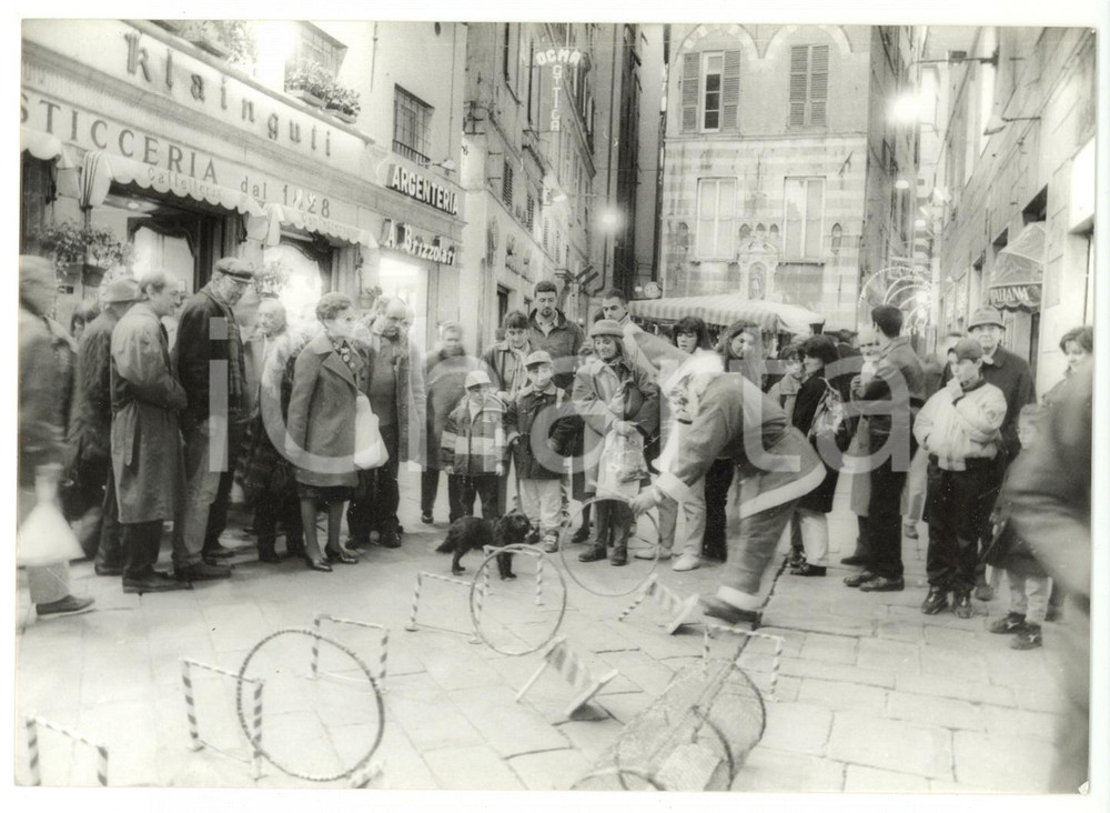 Fotografia d epoca originale 1998 GENOVA Piazza di Soziglia  Babbo Natale giocoliere Foto VINTAGE 18x13 1