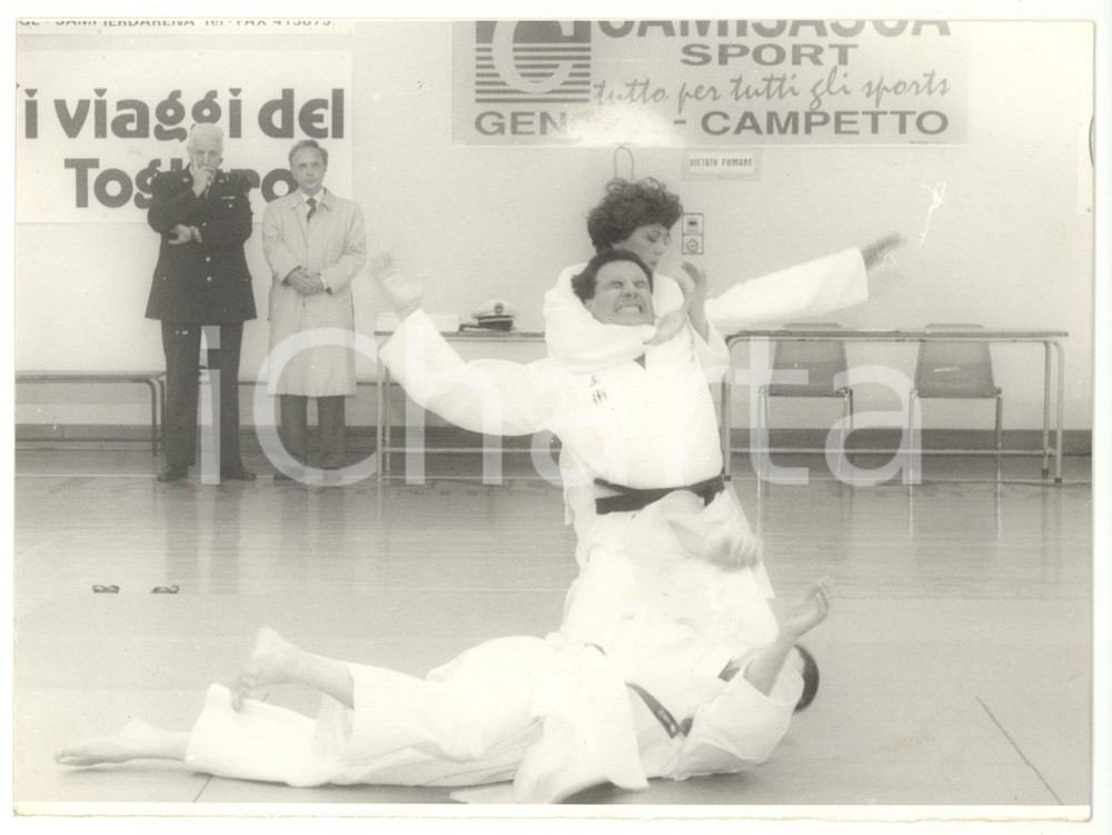 Fotografia d epoca originale 1996 GENOVA Vigili urbani a lezione di arti marziali Foto VINTAGE 24x18 1