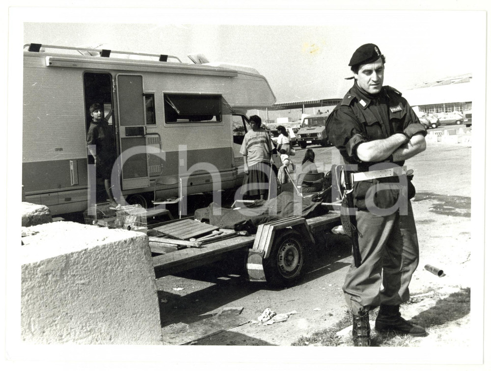 Fotografia d epoca originale 1994 GENOVA Operazione di polizia in un campo ROM Foto VINTAGE 24x18 cm 1