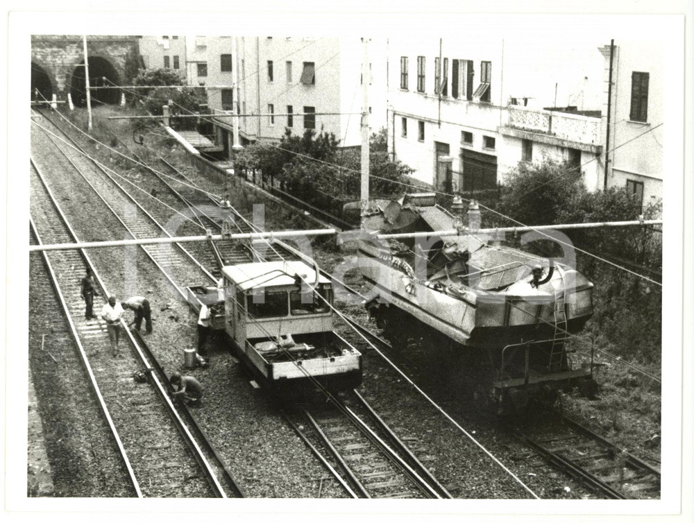 Fotografia d epoca originale 1994 GENOVA Disastro ferroviario  La cisterna causa del deragliamento Foto 1