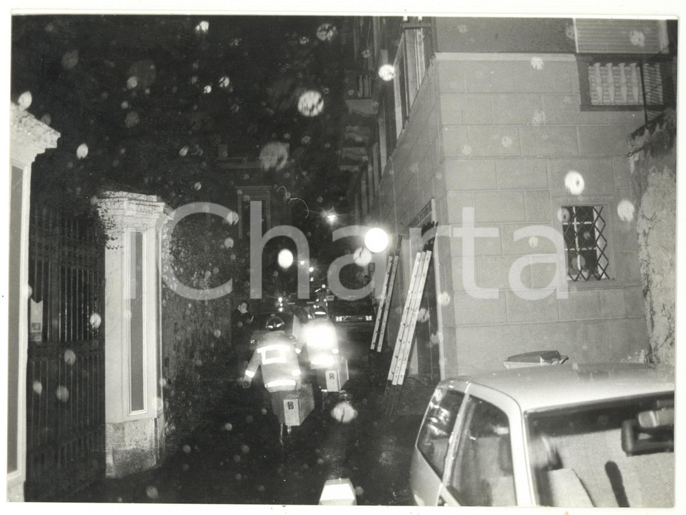 Fotografia d epoca originale 1990 ca GENOVA Intervento dei Vigili del Fuoco durante un nubifragio Foto 24x18 1