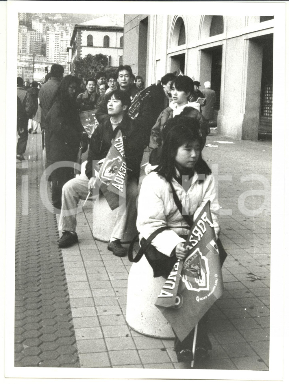 Fotografia d epoca originale 1994 GENOVA  CALCIO Comitiva di giapponesi tifosi del GENOA Foto 18x24 1