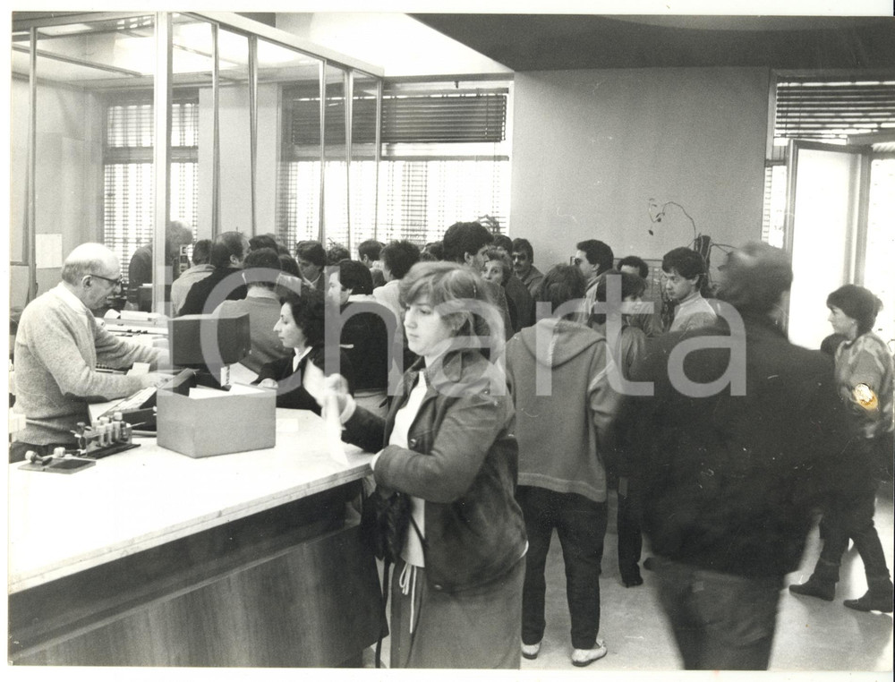 Fotografia d epoca originale 1982 BUSALLA GE Code in banca dopo lo sciopero Foto 24x18 cm 1