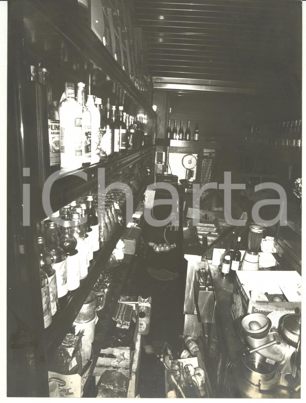 Fotografia d epoca originale 1991 GENOVA Via Rimassa  Bancone del bar incendiato Foto VINTAGE 18x24 cm 1
