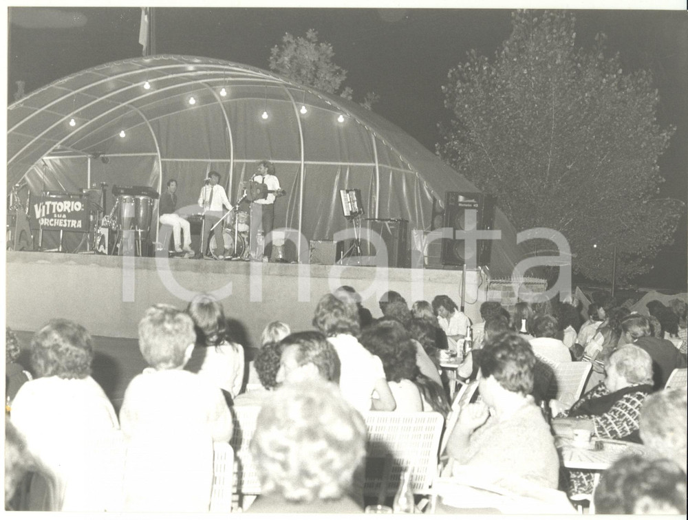 Fotografia d epoca originale 1990 ca BUSALLA Vittorio e la sua orchestra  Esibizione di FRANCO e MIMMO Foto 1