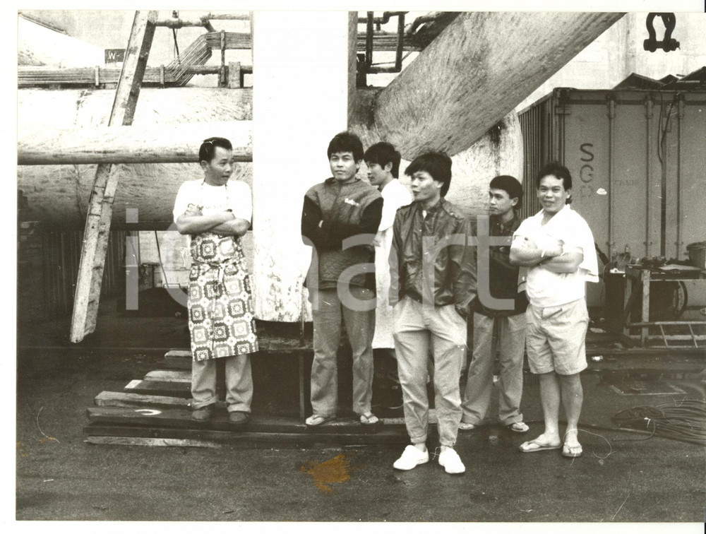 Fotografia d epoca originale 1992 GENOVA  COSTUME Operai cinesi in pausa Foto 24x18 cm 1