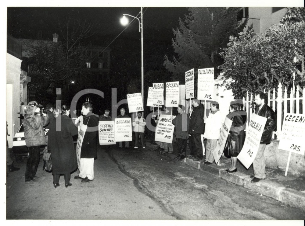 Fotografia d epoca originale 1995 ca GENOVA  PSI Corteo di manifestanti contro genocidio in CECENIA Foto 1