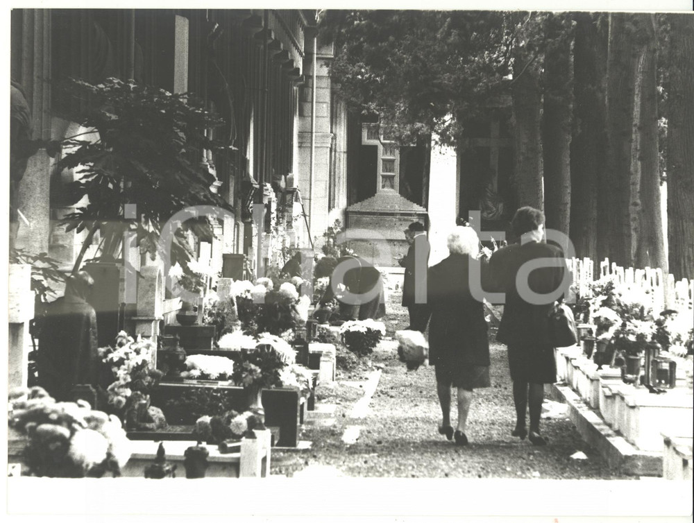 Fotografia d epoca originale 1990 ca GENOVA 2 novembre  Commemorazione dei defunti al cimitero Foto 24x18 1