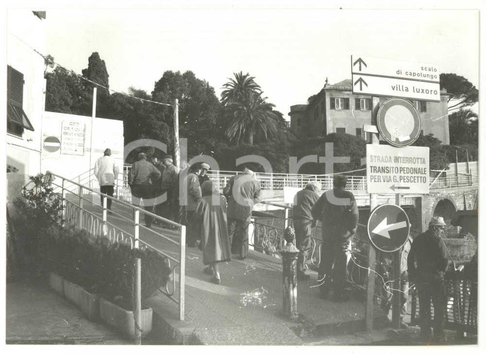 Fotografia d epoca originale 1985 ca GENOVA Via Pescetto  Comitiva di anziani attraversa il ponte Foto 1