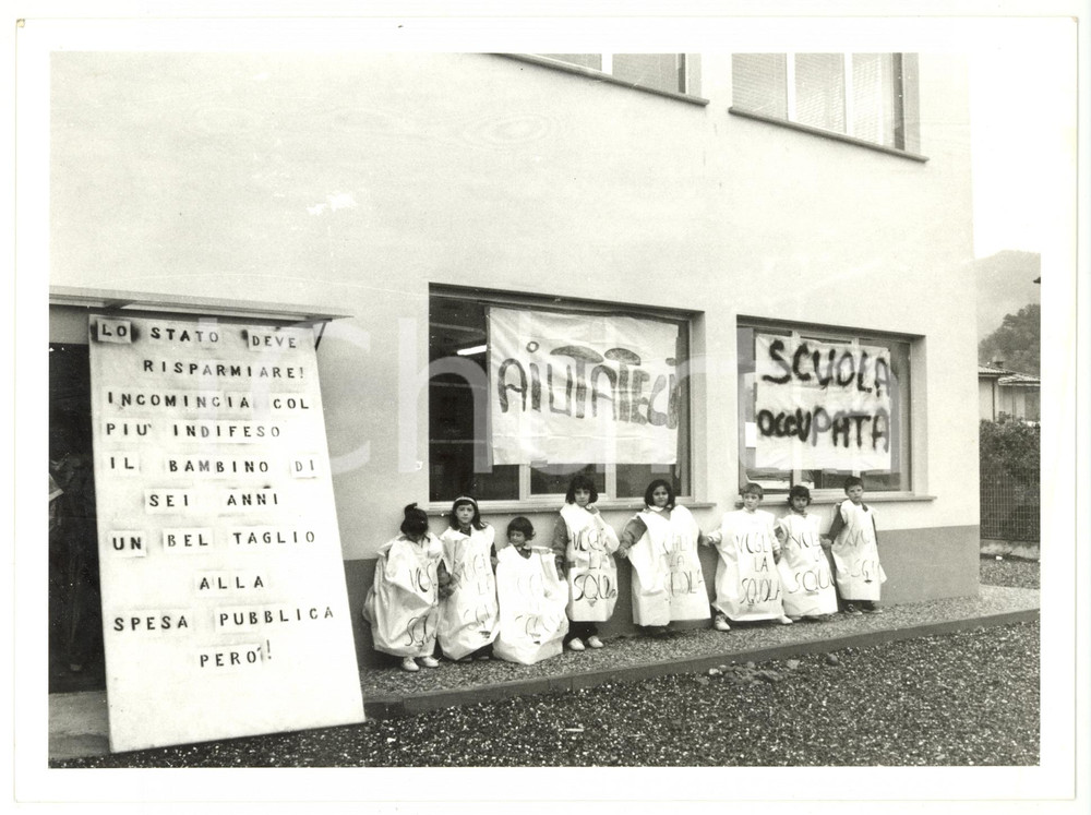 Fotografia d epoca originale 1994 FERRADA  MOCONESI Bambini occupano la scuola elementare Foto 24x18 cm 1