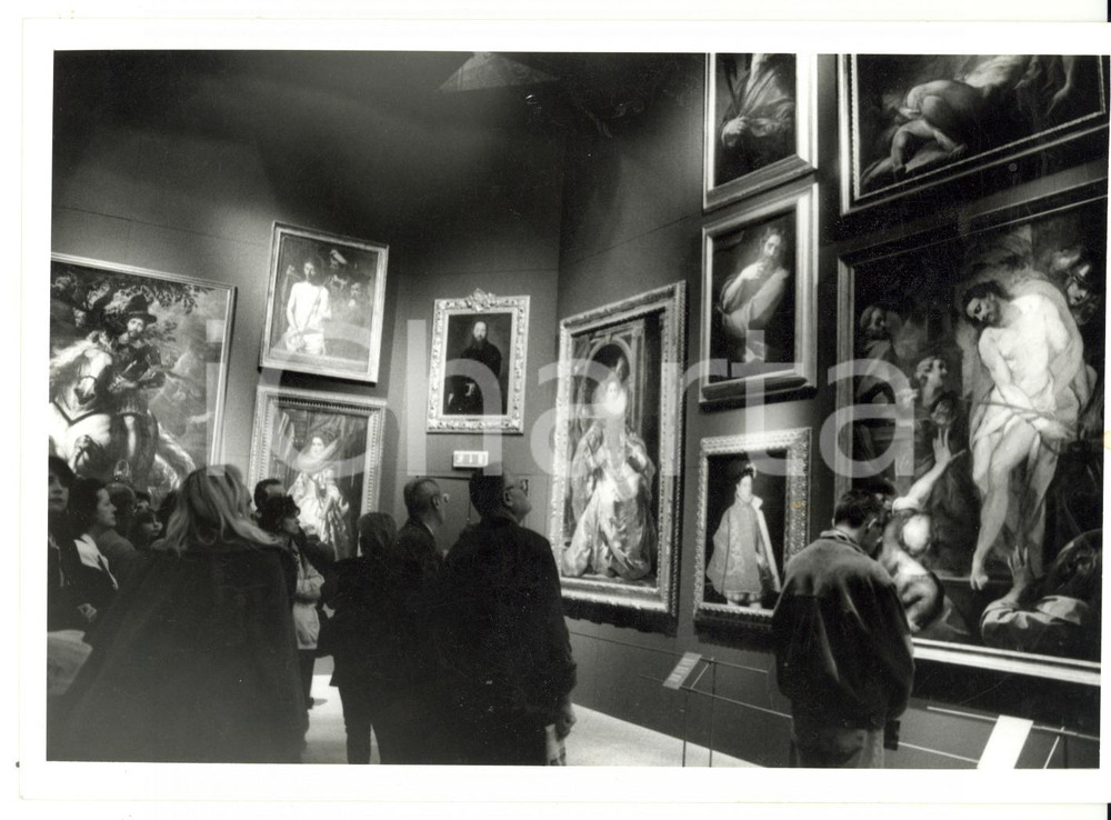 Fotografia d epoca originale 1997 GENOVA Mostra di Antoon VAN DYCK  Visitatori osservano i dipinti  Foto 1