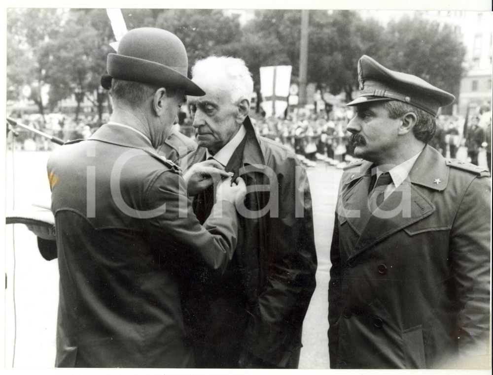 Fotografia d epoca originale 1990 ca GENOVA Associazione Partigiani  Premiazione degli Alpini Foto 24x18 1