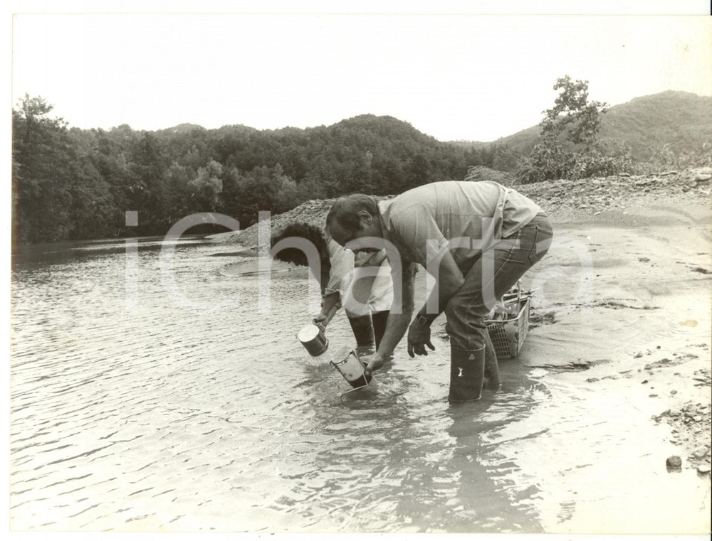Fotografia d epoca originale 1990 ca LAGO DI ORTIGLIETO Rimozione dei rifiuti  Foto VINTAGE 24x18 cm 1