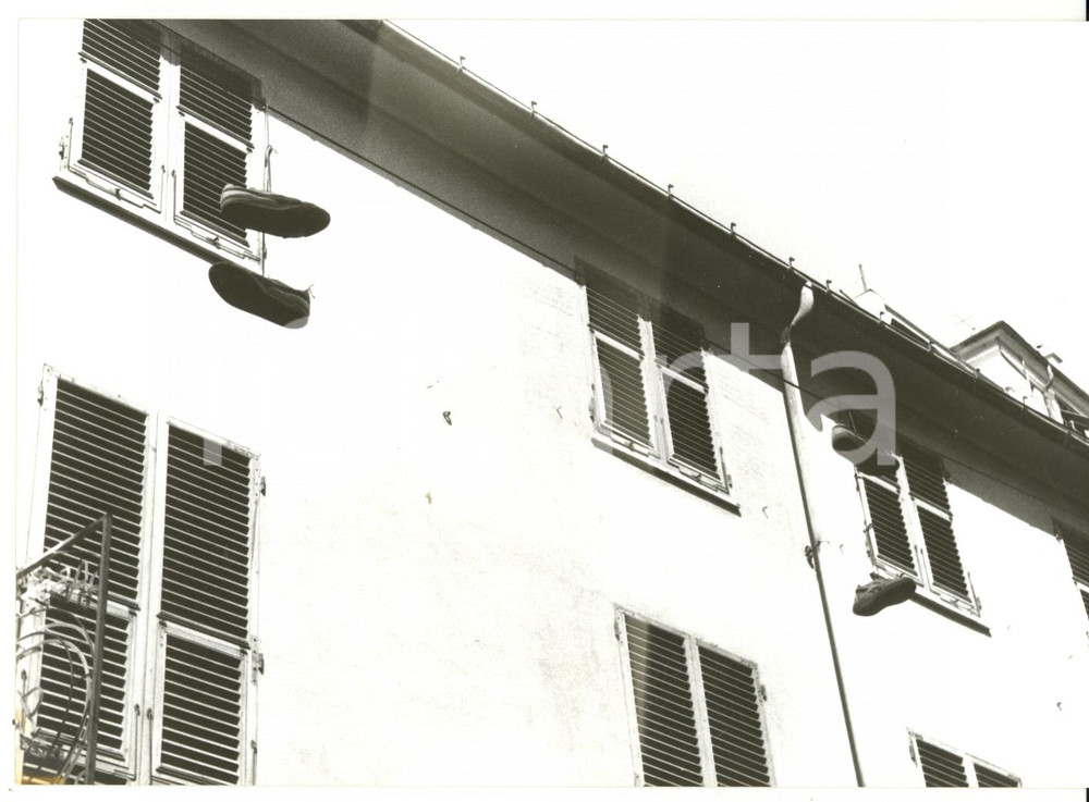 Fotografia d epoca originale 1995 GENOVA Via San Vincenzo  Scarpe stese al sole Foto ARTISTICA 18x13 cm 1